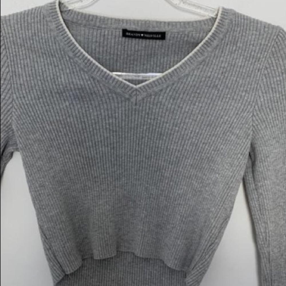BRANDY MELINA GREY CROPPED SWEATER